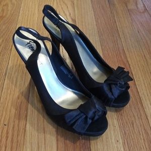 Fioni Night black slingback heels